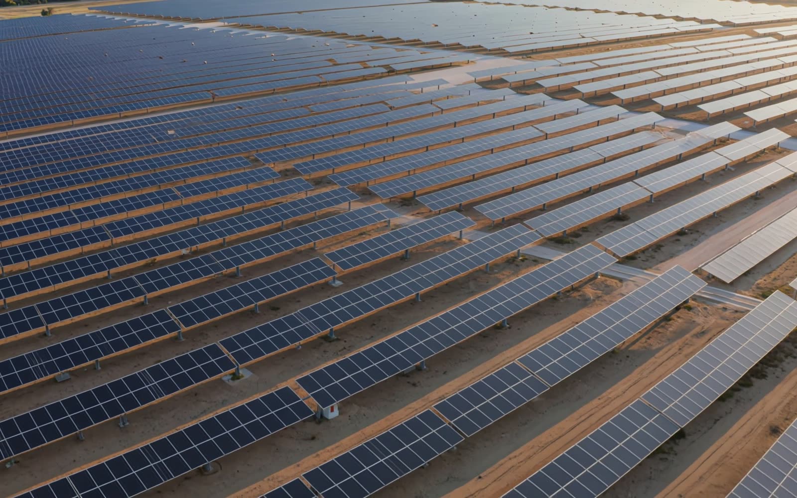 Arazi tipi güneş enerji santralinde panel sıraları, havadan görünüm